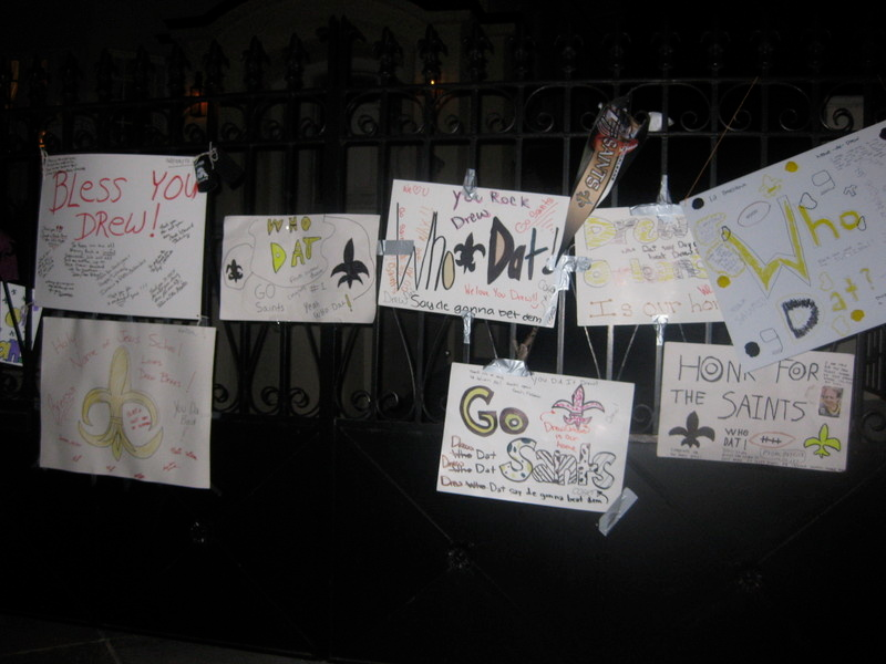 Illustration for article titled Enraptured Saints Fans Decorate Drew Brees' Home With 'Thank You' Shrine
